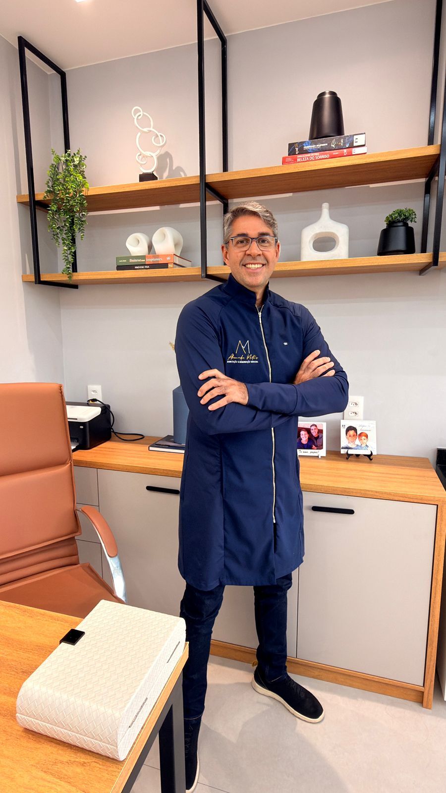 Dr. Alexandre Matias em sua clínica na Barra da Tijuca